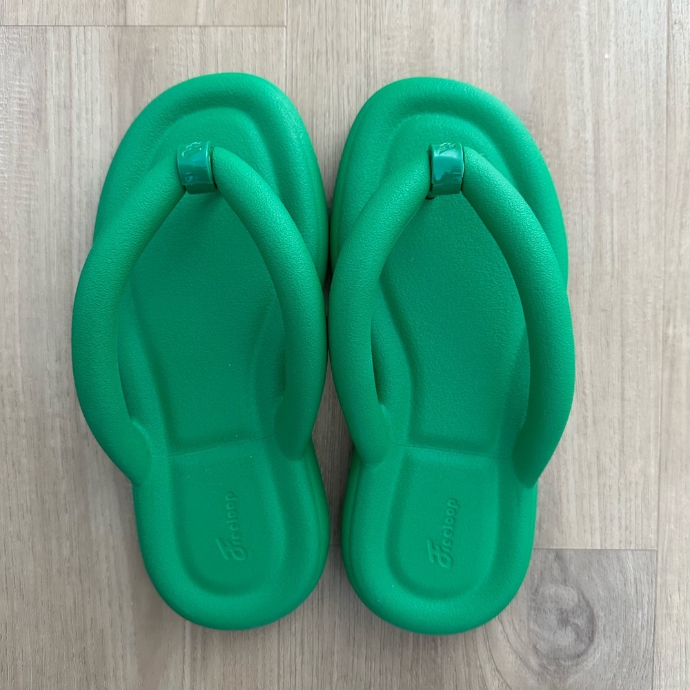 Freeloop Hawaii Beach Flip Flop.  New - unboxed but never worn.
